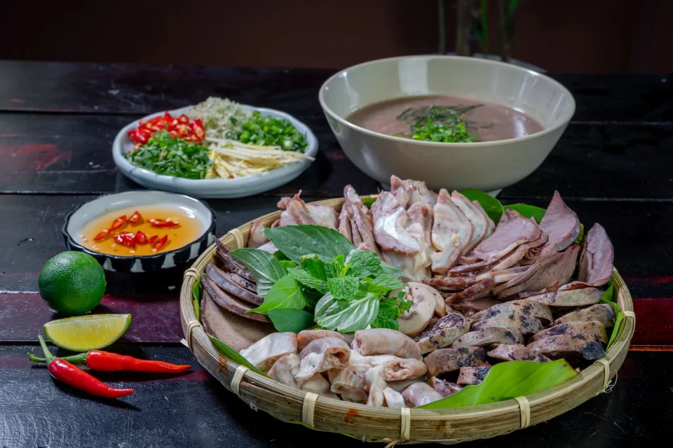 Bàn ăn trong quán