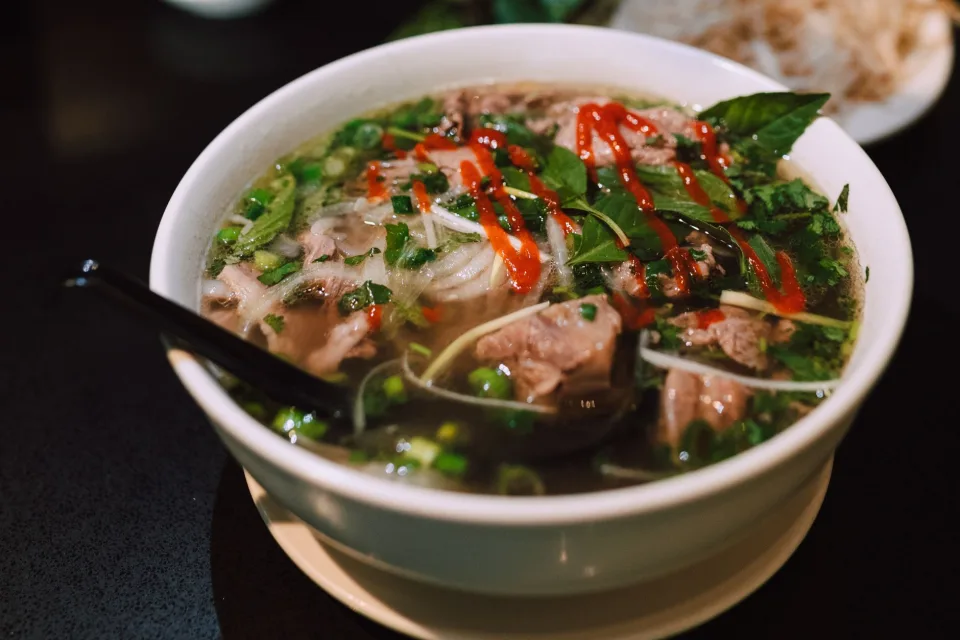 Bếp và nhân viên tại quán
